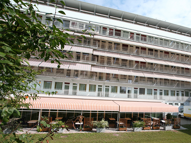 Wohnblock mit Markisen Wohnblock mit Markisen