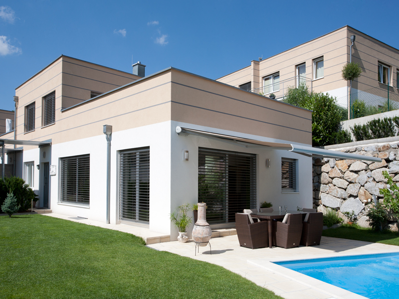 Modernes Reihenhaus mit Markise Modernes Reihenhaus mit Markise