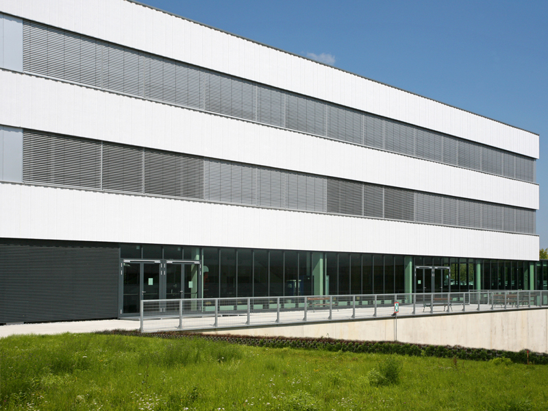 Firmengebäude mit Raffstore Firmengebäude mit Raffstore