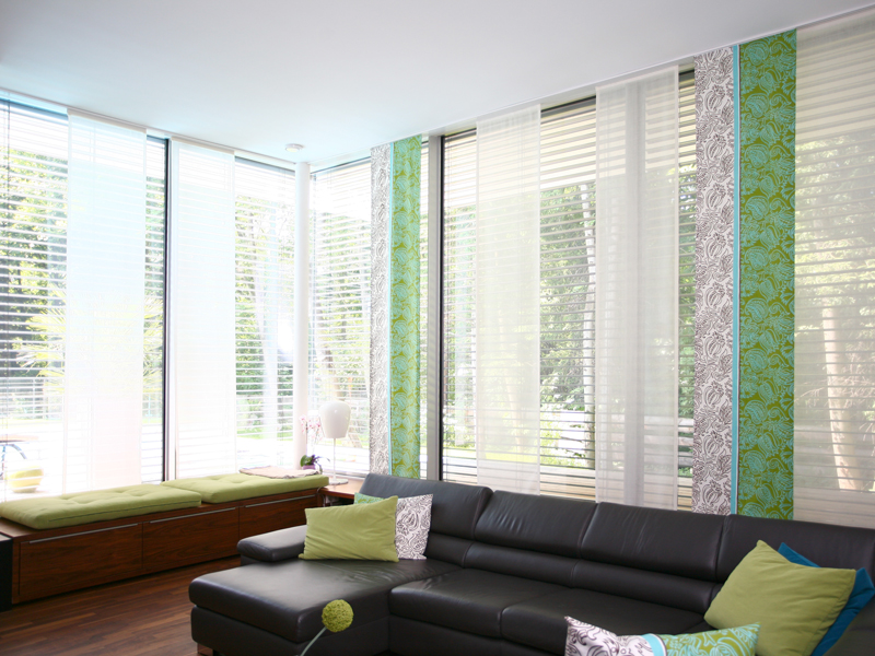 Heller moderner Innenraum mit Raffstoren Heller moderner Innenraum mit Raffstoren