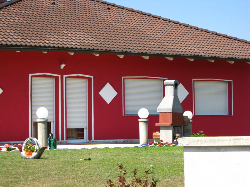 Rotes gemütliches Haus mit weißen Rollläden Rotes gemütliches Haus mit weißen Rollläden