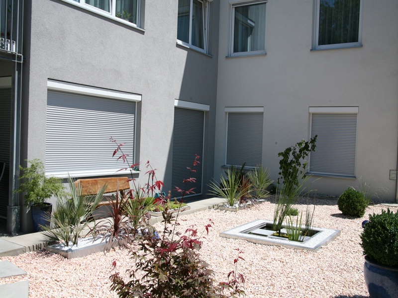 schöner Vorgarten mit Pflanzen & Rollläden schöner Vorgarten mit Pflanzen und Rollläden