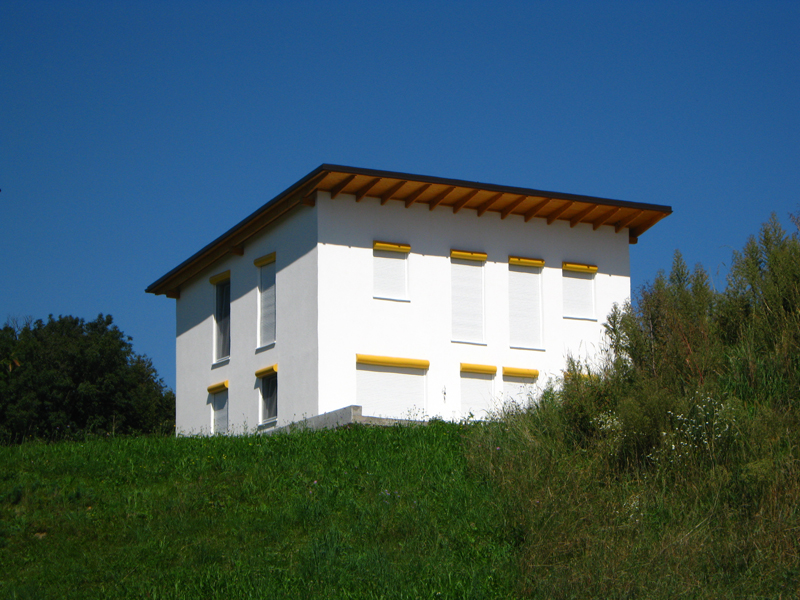 Weiße Rollläden mit gelben Kästen Weiße Rollläden mit gelben Kästen