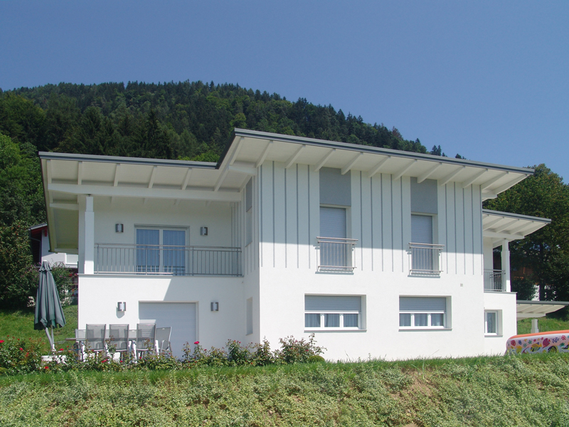 Großes stilvolles Haus mit dem dazu passenden Rollläden von Kosmos Großes stilvolles Haus mit dem dazu passenden Rollläden von Kosmos