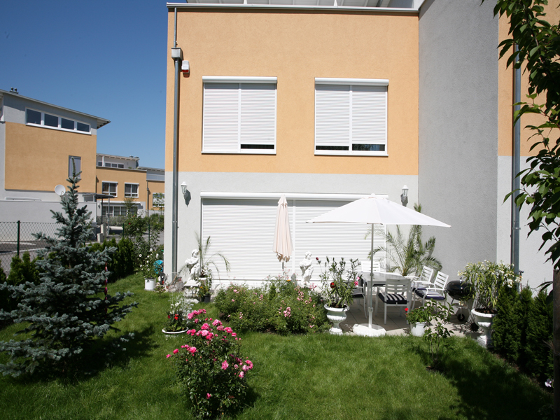 Terrassentüre mit weiße elegante Rollläden Terrassentüre mit weiße elegante Rollläden