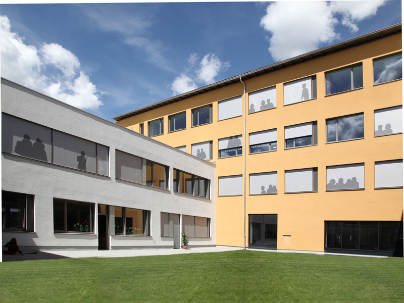 Volksschule in Saalfelden mit Bedruckte Stoffstoren Volksschule in Saalfelden mit Bedruckte Stoffstoren