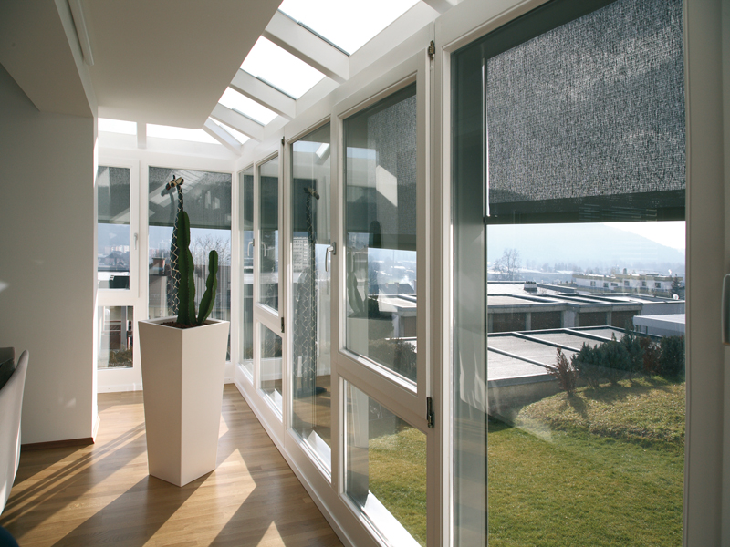 Glasfassade ausgestattet mit Stoffstoren  Glasfassade ausgestattet mit Stoffstoren