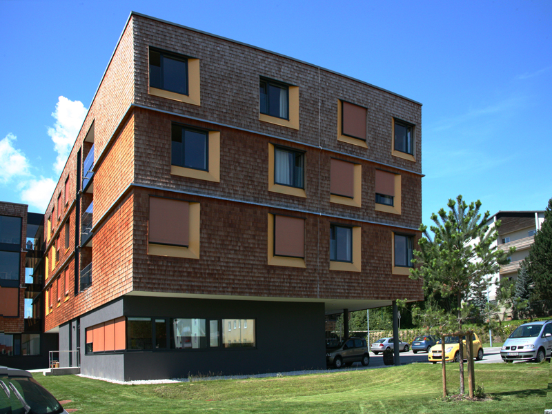 modernes Haus mit braunen Stoffstoren modernes Haus mit braunen Stoffstoren