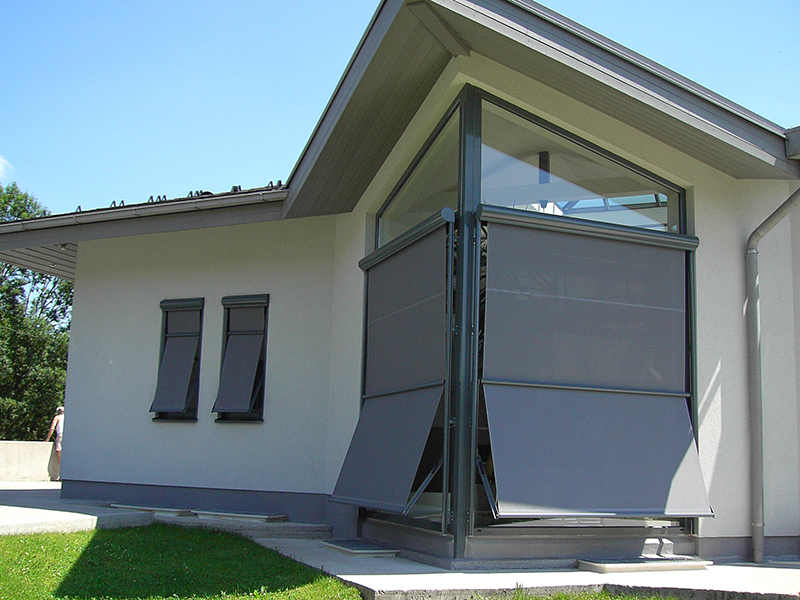 Einfamilienhaus mit großflächigen Markisoletten Einfamilienhaus mit großflächigen Markisoletten