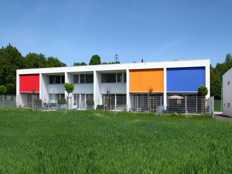 Reihenhäuser mit bunten Stoffstoren Reihenhäuser mit bunten Stoffstoren