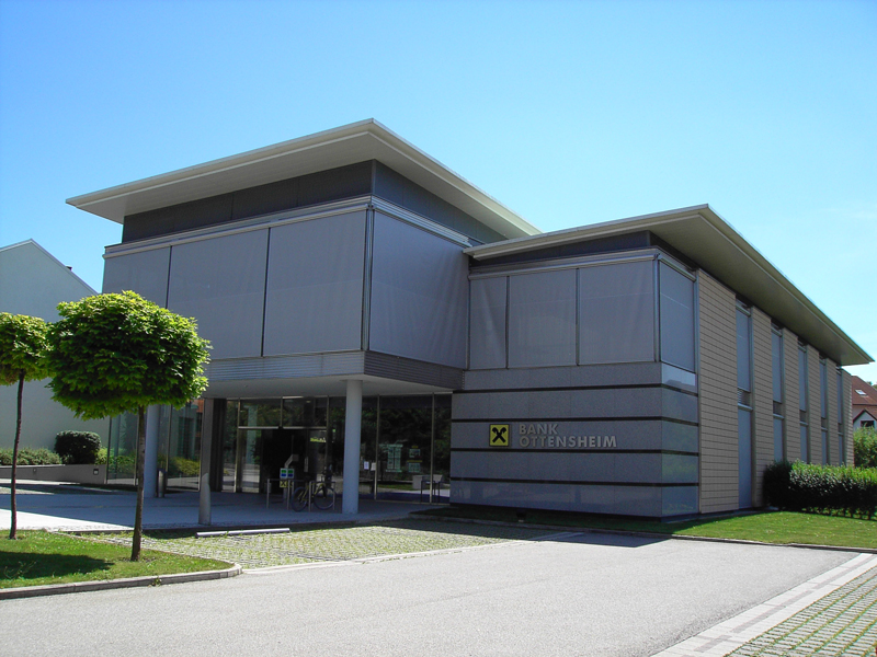Raiffeisen Bank mit grauen Stoffstoren Raiffeisen Bank mit grauen Stoffstoren