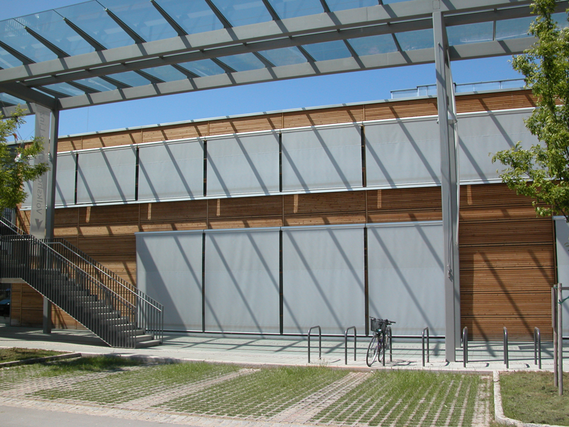 Wohnhausanlage mit Stoffstoren in SolarCity Wohnhausanlage mit Stoffstoren in SolarCity