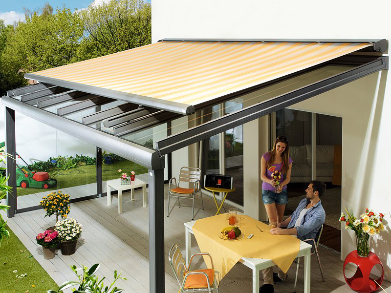 Gelb gestreifte Glasdachmarkise mit Pärchen Gelb gestreifte Glasdachmarkise mit Pärchen