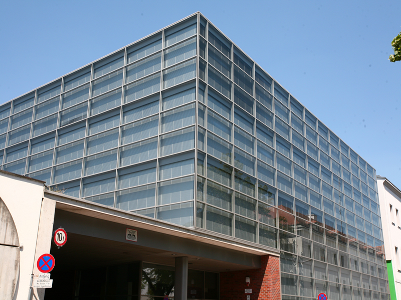 Gebäude mit Kosmos Jalousien Gebäude mit Kosmos Jalousien