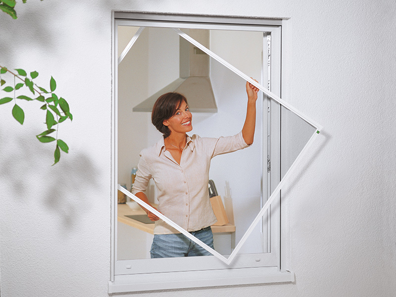 Frau mit Insektenschutzgitter Fixelement Frau mit Insektenschutzgitter Fixelement