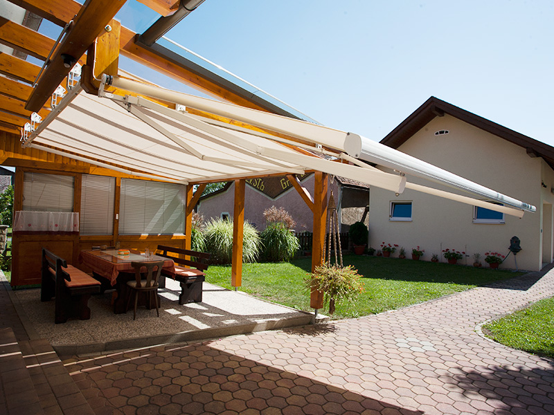 Schöner Garten mit Pendolino Markise Schöner Garten mit Pendolino Markise
