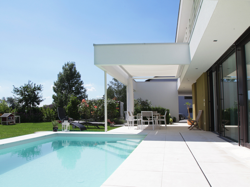 Glasdachmarkise GDM 700 mit Seitenführung für bessere Windstabilität Glasdachmarkise GDM 700 mit Seitenführung für bessere Windstabilität