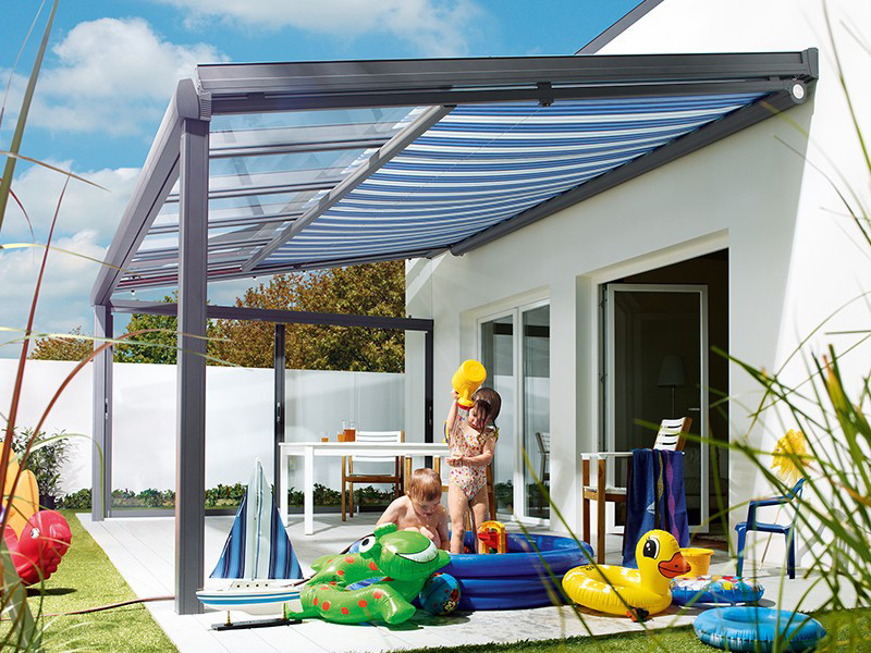 Kinder spielen unter der Unterglasdachmarkise Kinder spielen unter der Unterglasdachmarkise